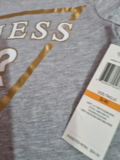 Polera gris Guess con logo - miniatura 2