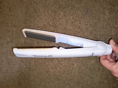 Plancha de pelo titanium blanca - miniatura 1