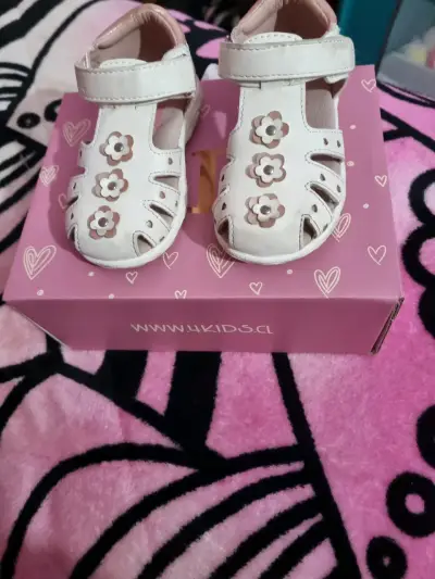 Sandalias blancas para niña - miniatura 1