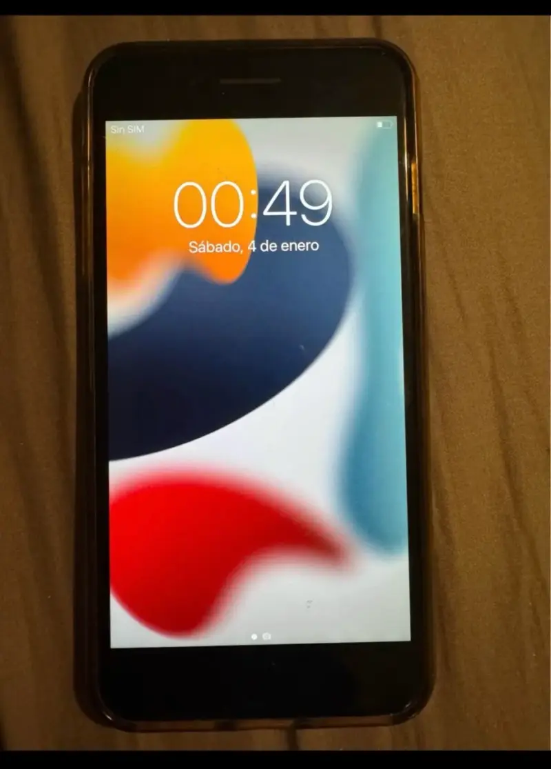 iPhone con funda negra - 1