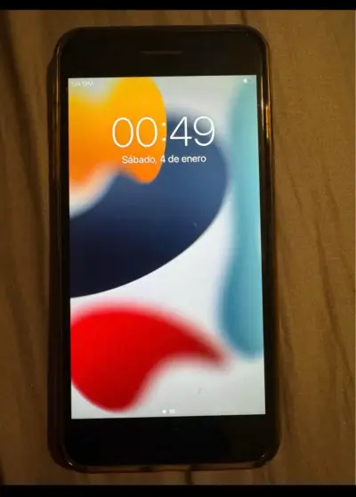 iPhone con funda negra - miniatura 1