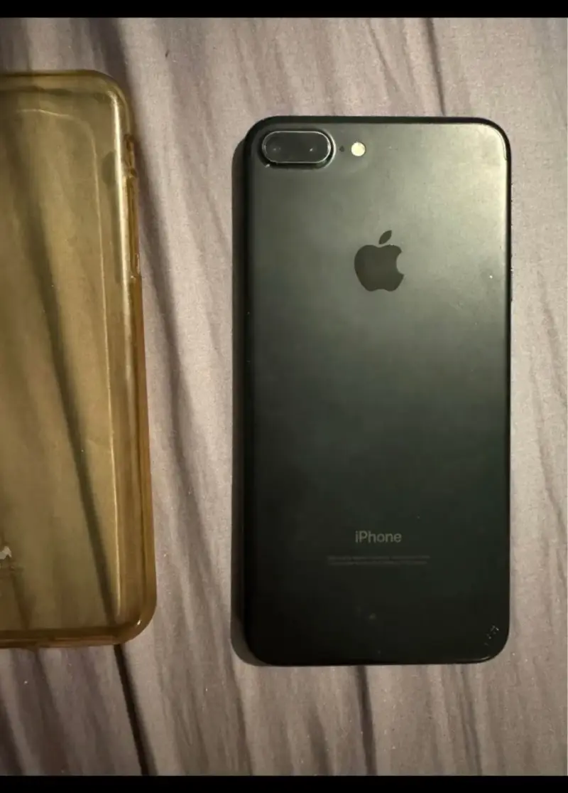 iPhone con funda negra - 2