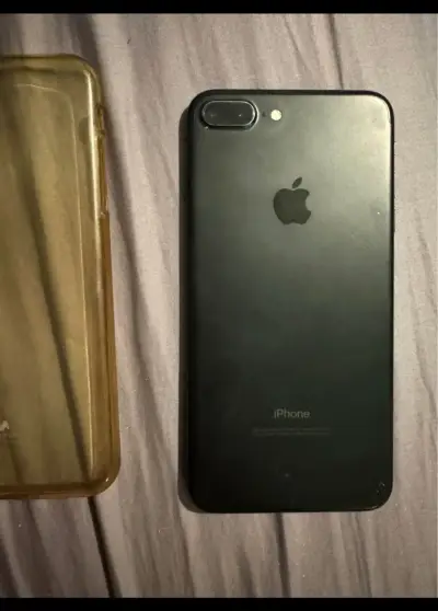 iPhone con funda negra - miniatura 2