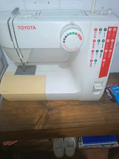 Máquina de coser Toyota usada - miniatura 1