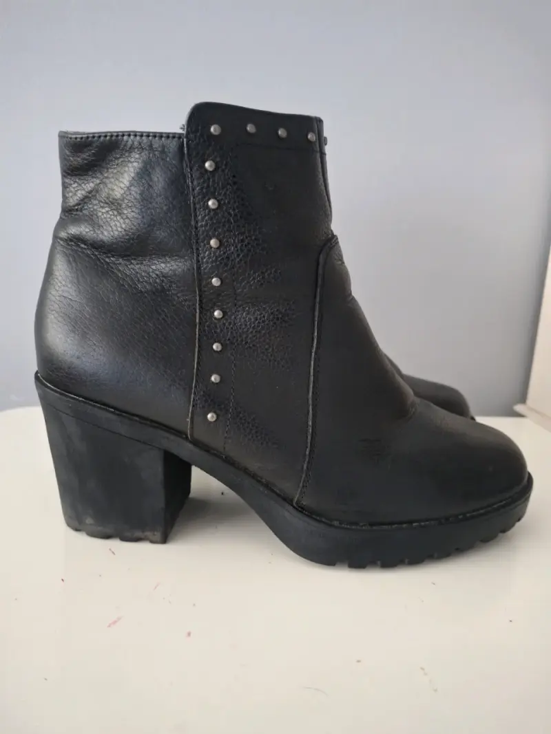 Botines de cuero negro con tachas - 1