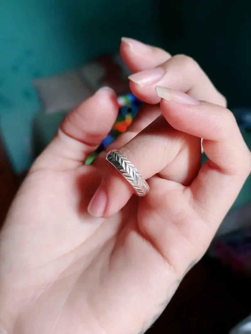 Anillo plateado con relieve - 1