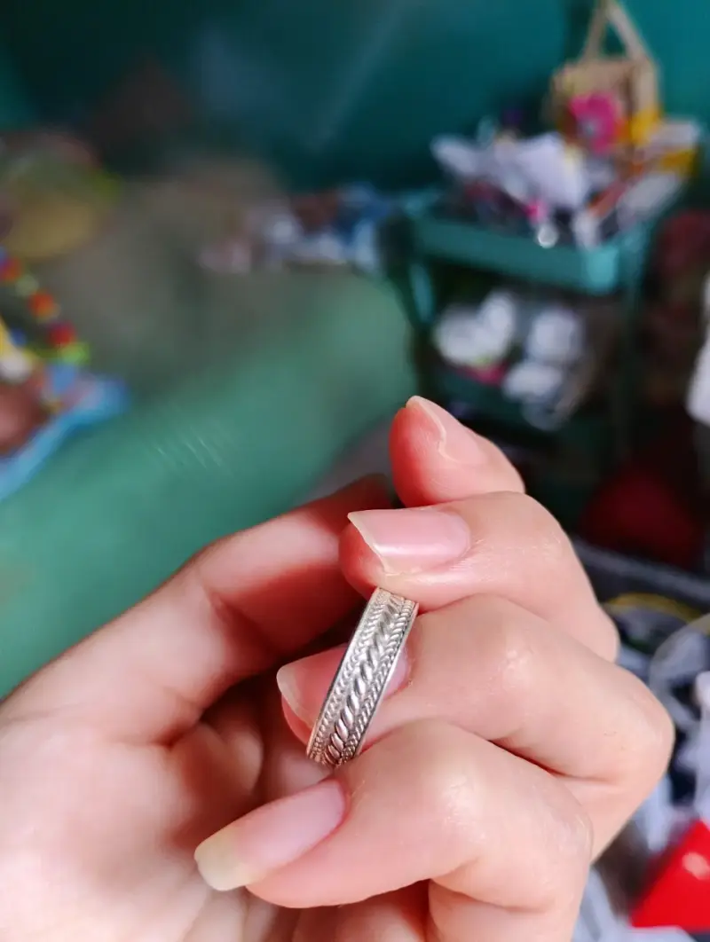 Anillo plateado con relieve - 2