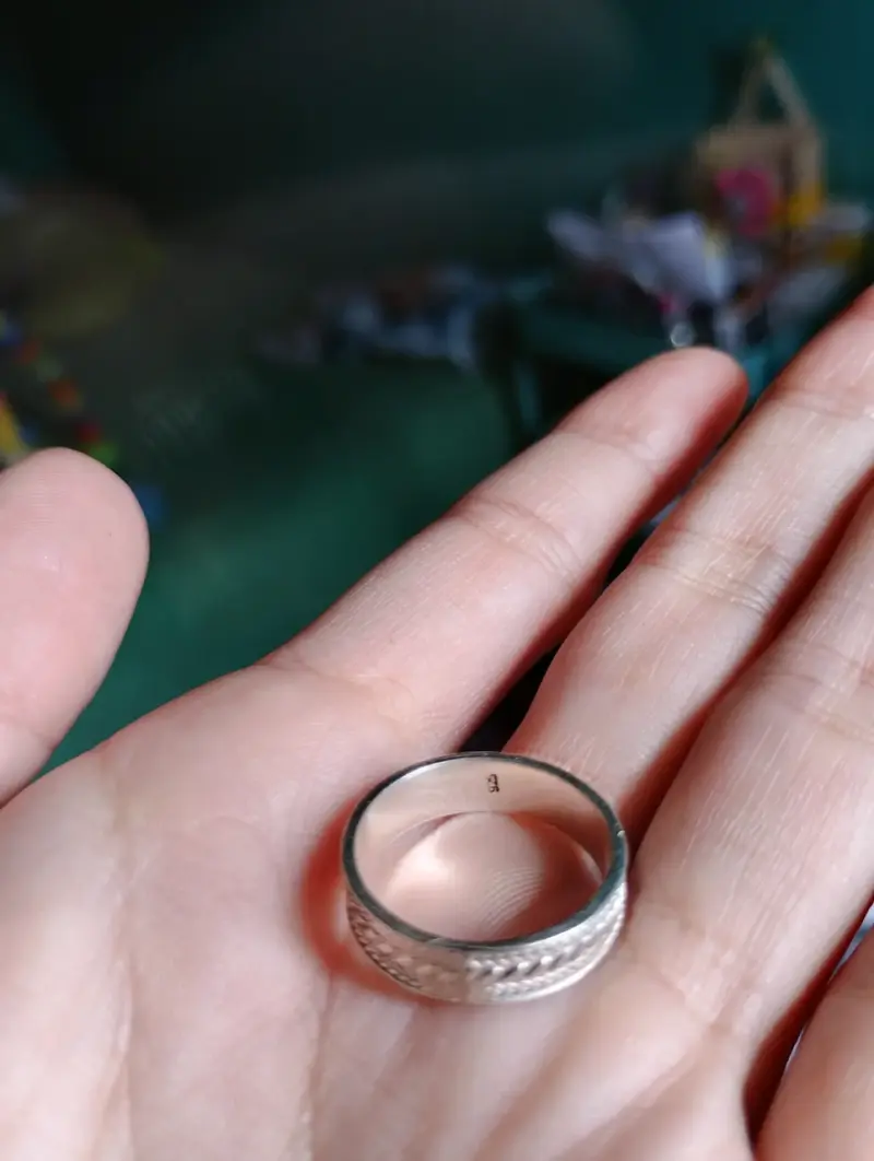 Anillo plateado con relieve - 3