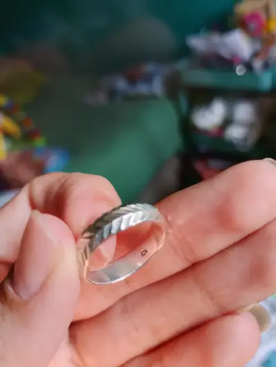 Anillo plateado con relieve - miniatura 4