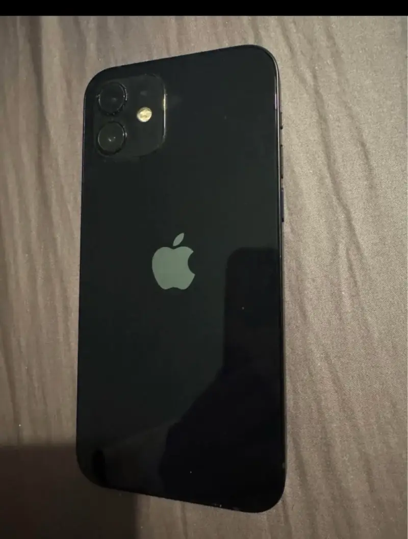 iPhone 12 negro en buen estado - 1