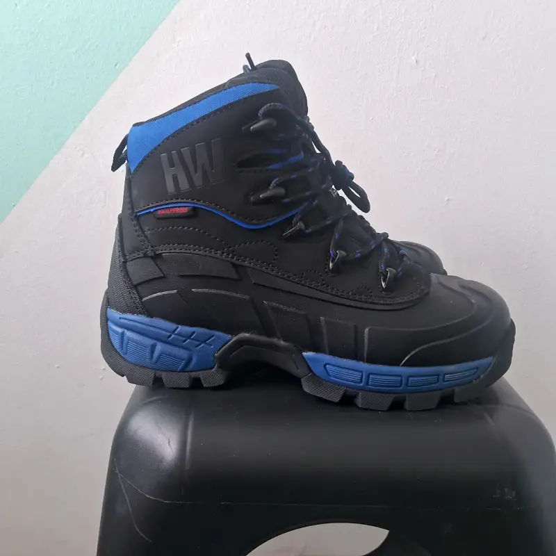 Botas impermeables negras y azules - 1
