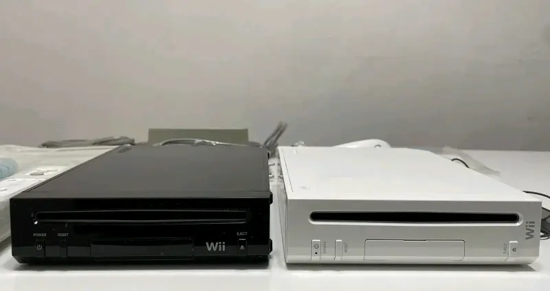Consola Wii negra y blanca - 1