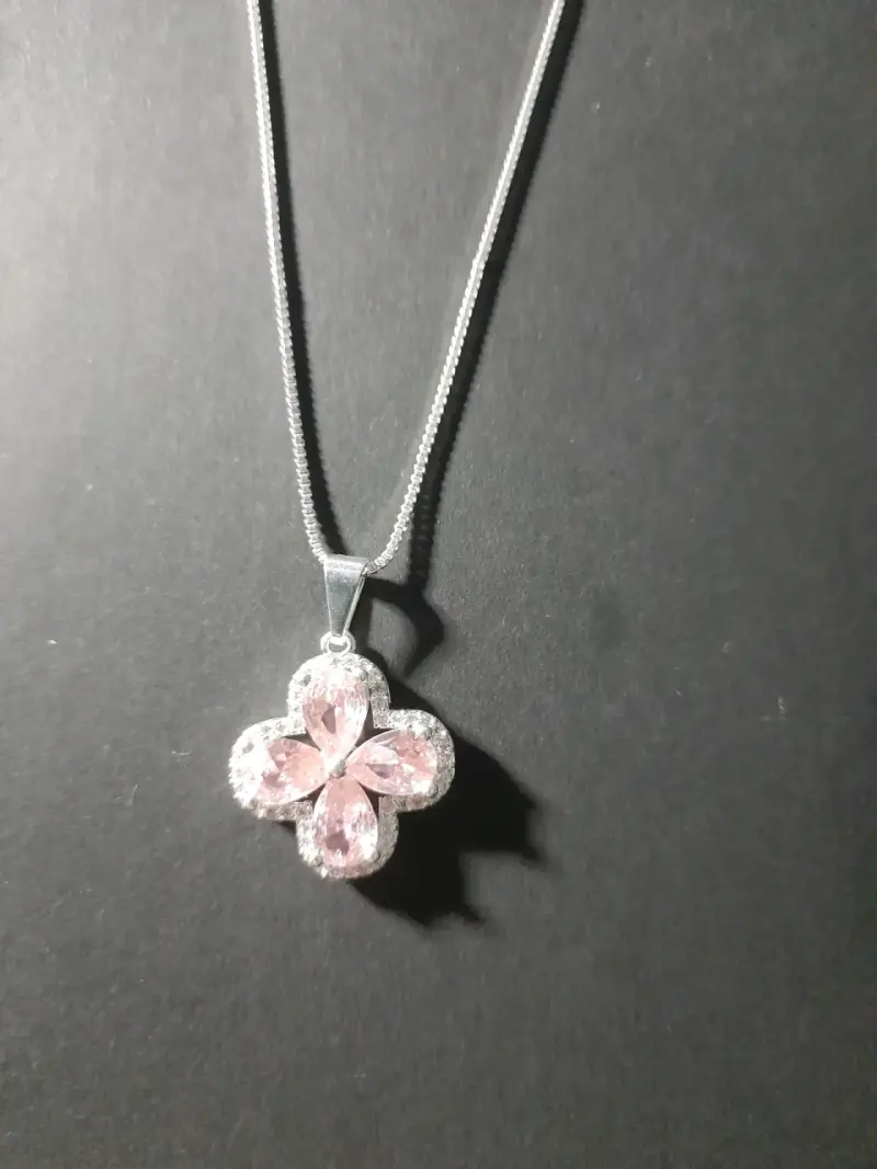 Collar con colgante de flor rosada