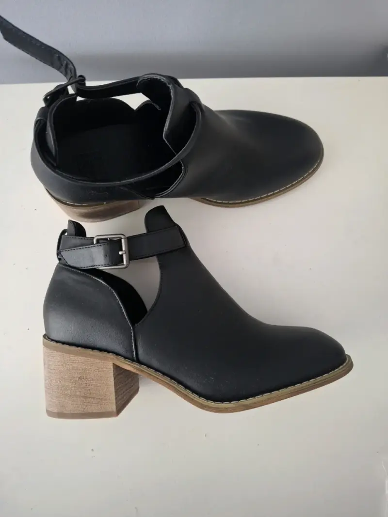 Botines negros con hebilla - 1