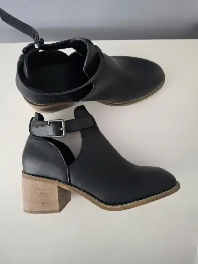 Botines negros con hebilla - miniatura 1