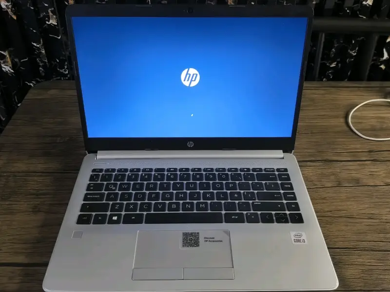 Laptop HP plateado - 3