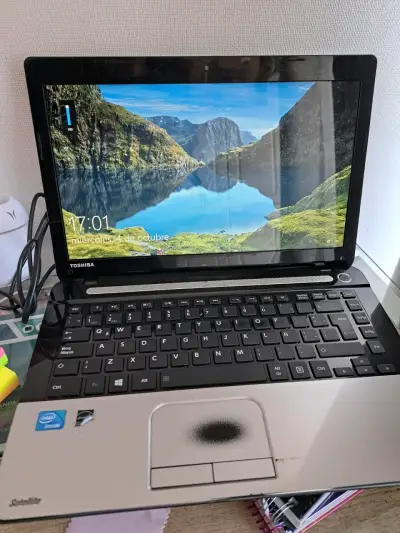 Laptop Toshiba usada - miniatura 1