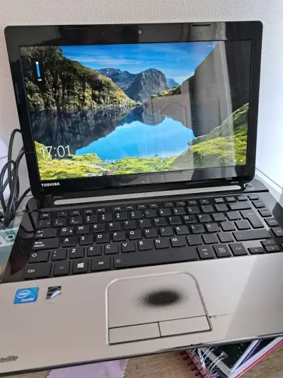Laptop Toshiba usada - miniatura 2