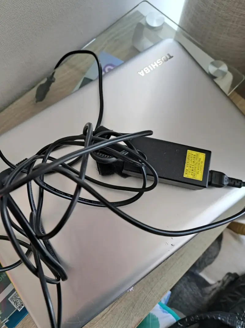 Laptop Toshiba usada - 3