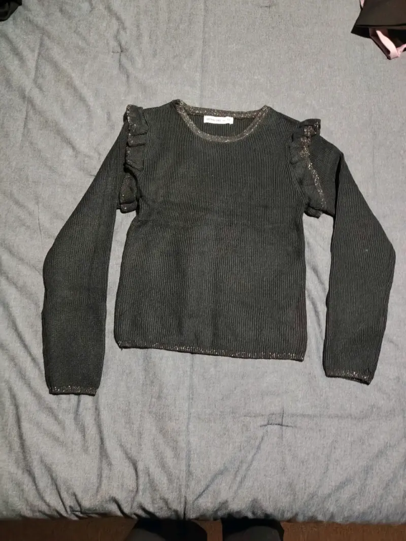 Sweter negro con volantes