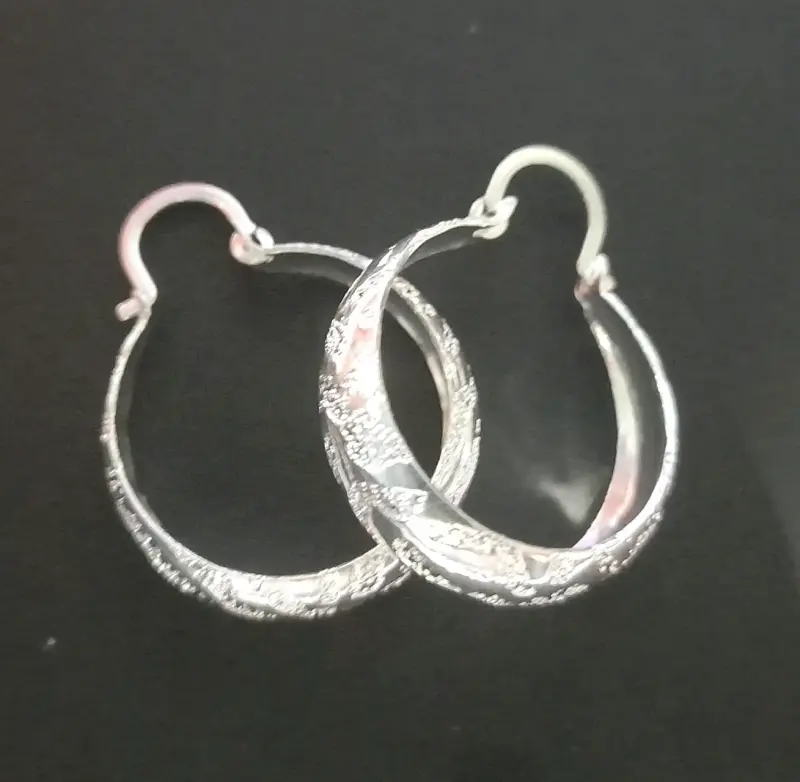 Aros de plata texturizados