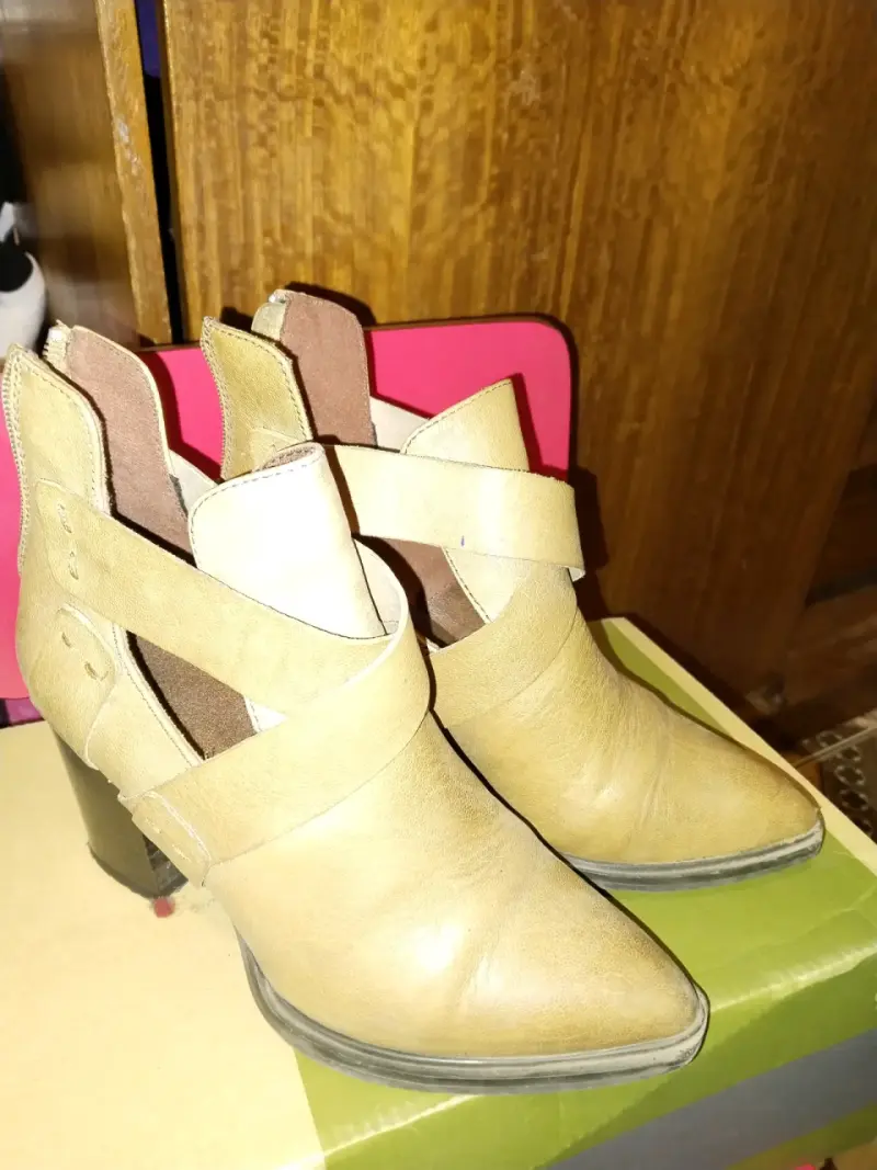 Botines de cuero beige