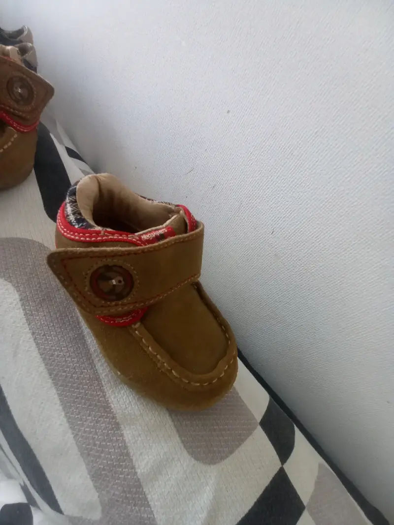 Zapatos bebé café con velcro