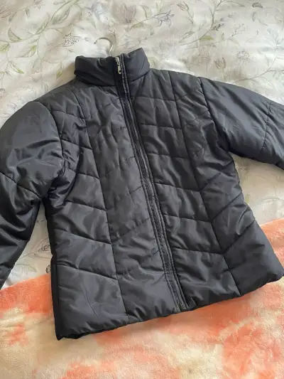 Chaqueta negra acolchada - miniatura 1