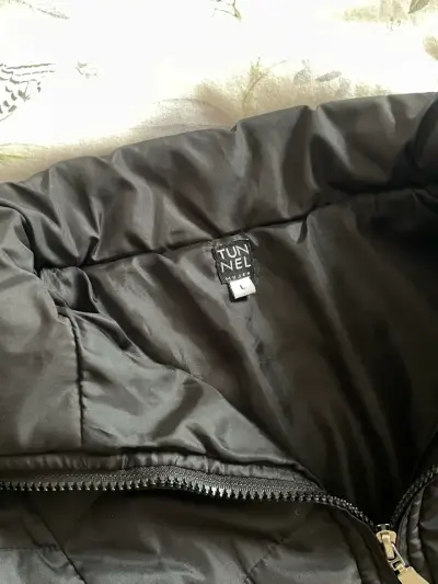 Chaqueta negra acolchada - miniatura 3
