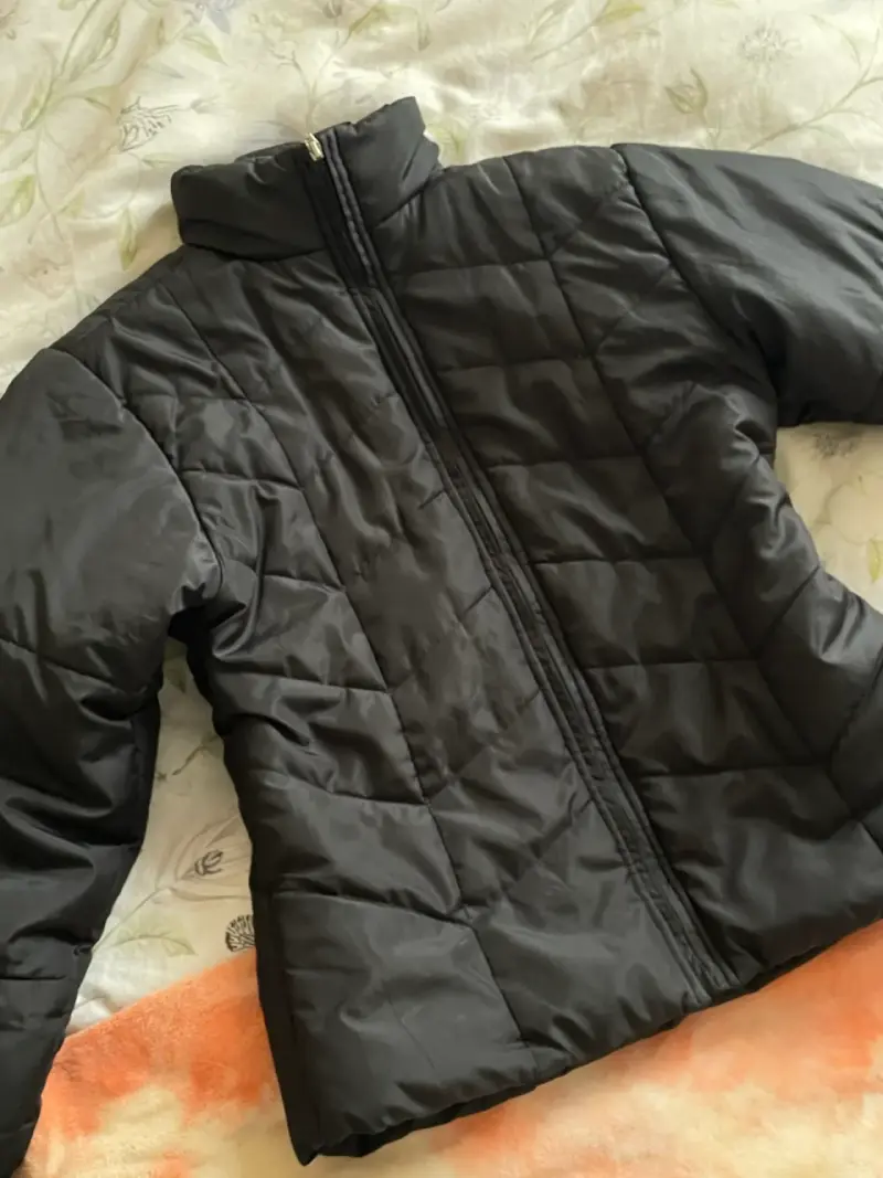 Chaqueta negra acolchada - 4