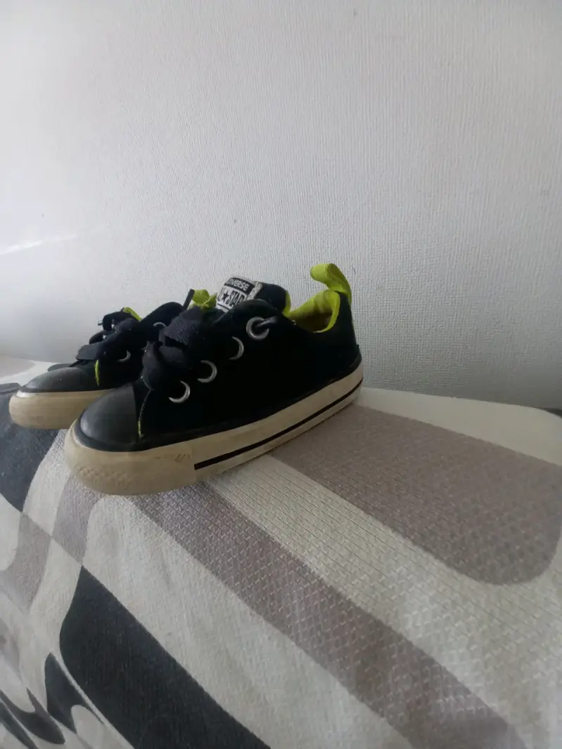 Zapatillas negras con detalle verde convers