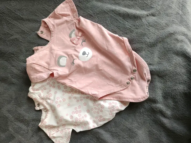 Conjunto de bodies de bebé rosados