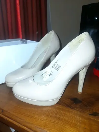 Zapatos de tacón beige - miniatura 1