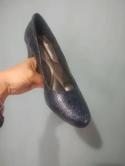 Zapato de tacón azul oscuro - miniatura 2