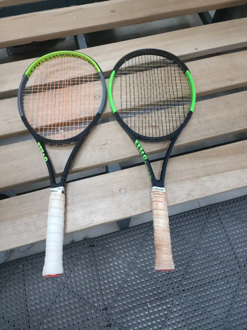 Raquetas de tenis negras y verdes