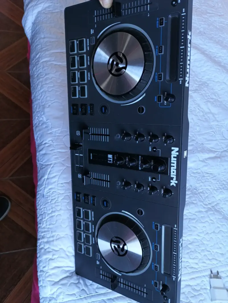 Controlador DJ Numark Mixtrack pro 3 - 6