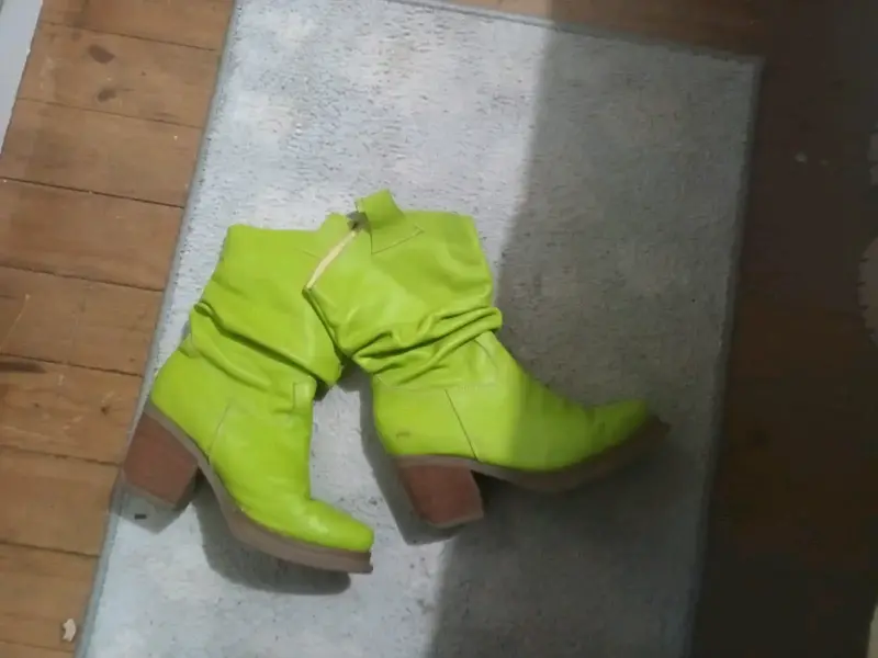 Botas verdes de tacón alto