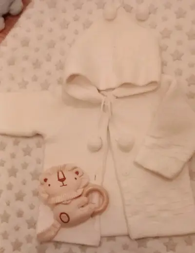 Chaleco bebé blanco con gorro y poleron talla 6/9m - miniatura 1