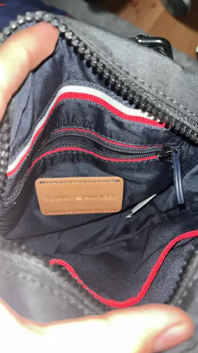 Bandolera negra Tommy Hilfiger - miniatura 2