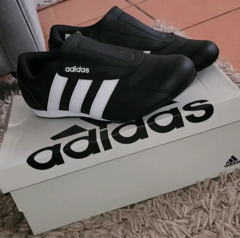Zapatillas Adidas negras y blancas - 1