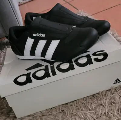 Zapatillas Adidas negras y blancas - miniatura 1