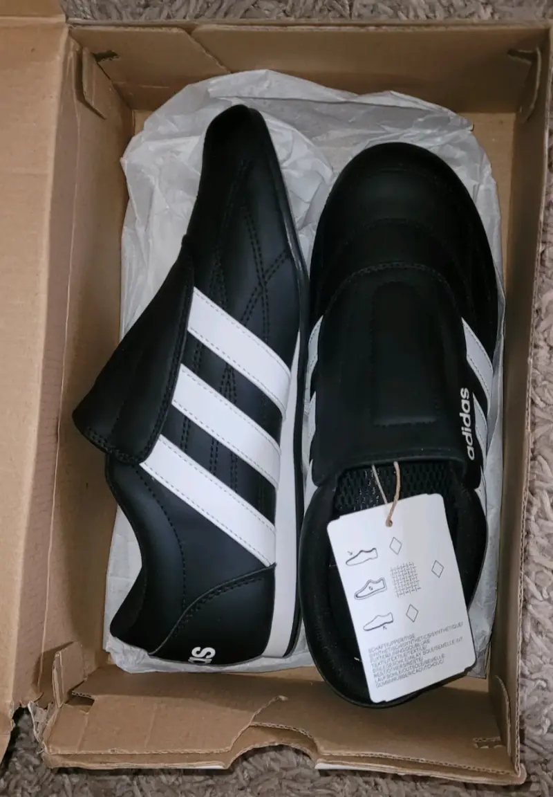 Zapatillas Adidas negras y blancas - 2