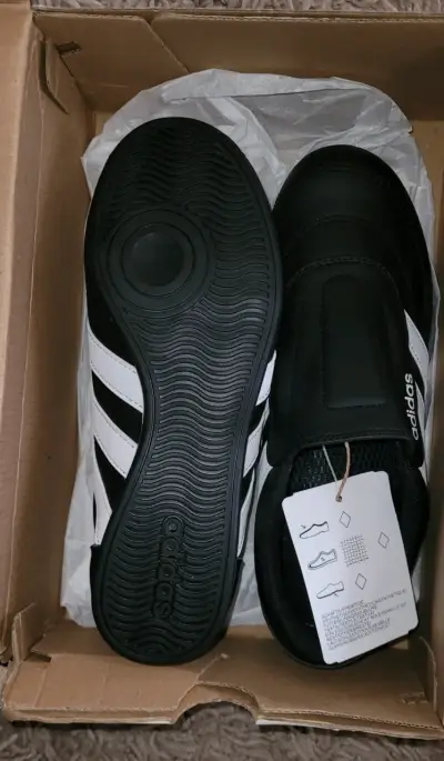 Zapatillas Adidas negras y blancas - miniatura 3