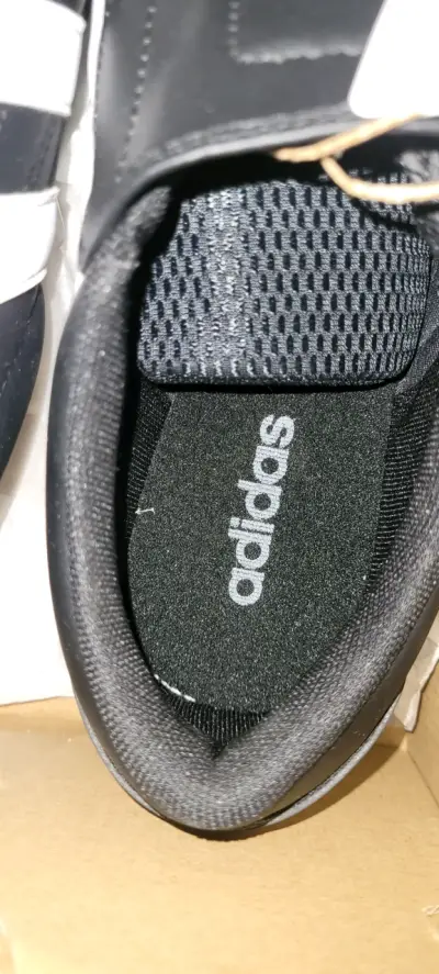 Zapatillas Adidas negras y blancas - miniatura 4