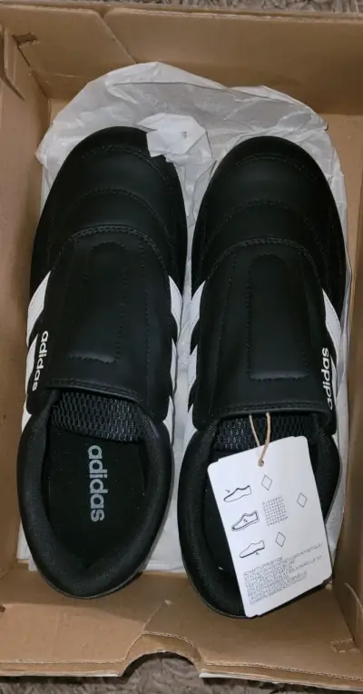 Zapatillas Adidas negras y blancas - miniatura 5