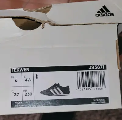 Zapatillas Adidas negras y blancas - miniatura 6