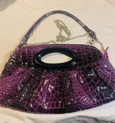 Cartera morada de charol - miniatura 1