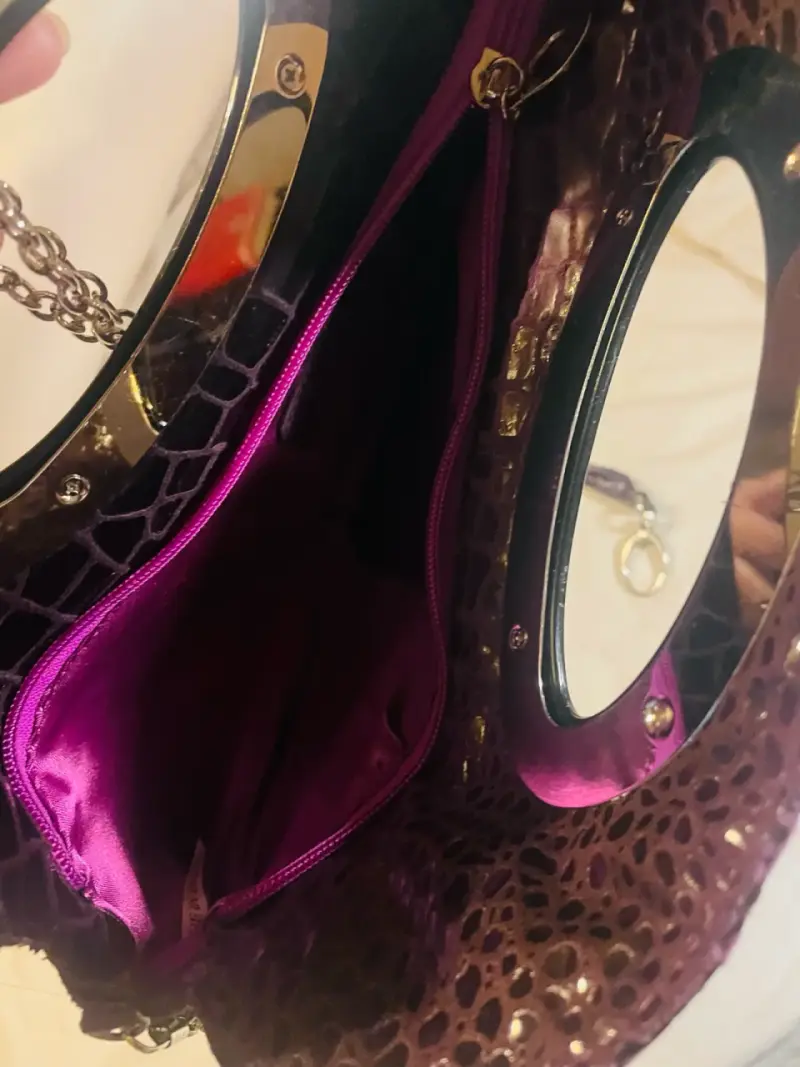 Cartera morada de charol - 2