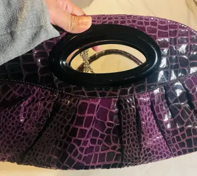 Cartera morada de charol - miniatura 3