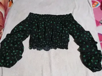 Blusa negra con hombros descubiertos - miniatura 1